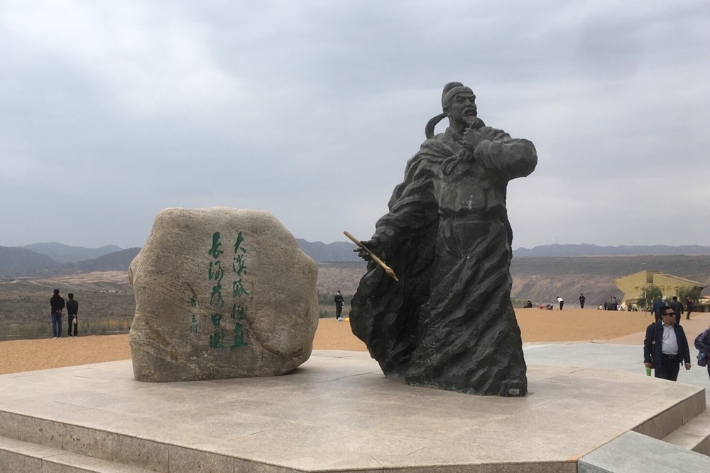 中國寧夏中衛市沙坡頭區「王維景觀台」的王維雕像（圖片取自網路）