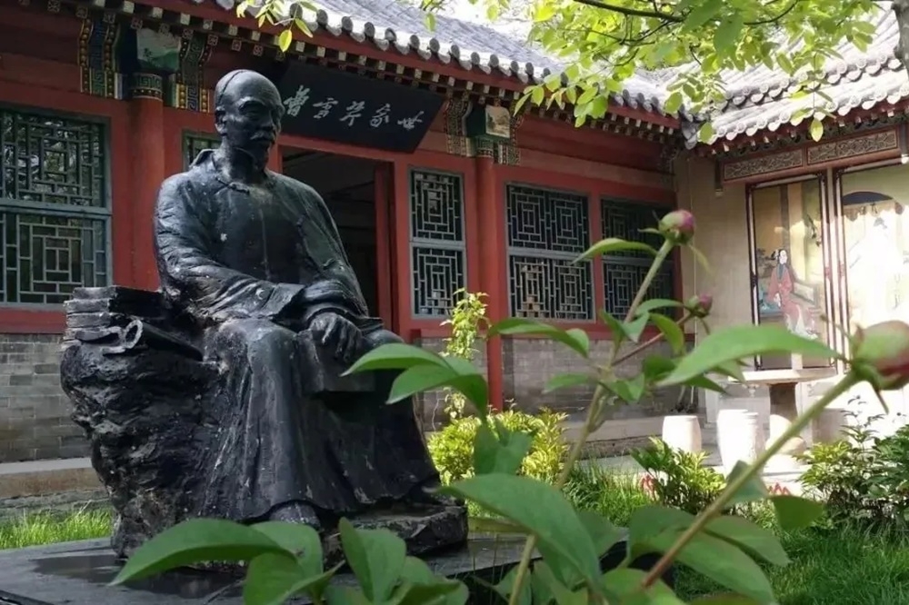 榮國府曹雪芹紀念館的曹雪芹雕像（圖片取自網路）