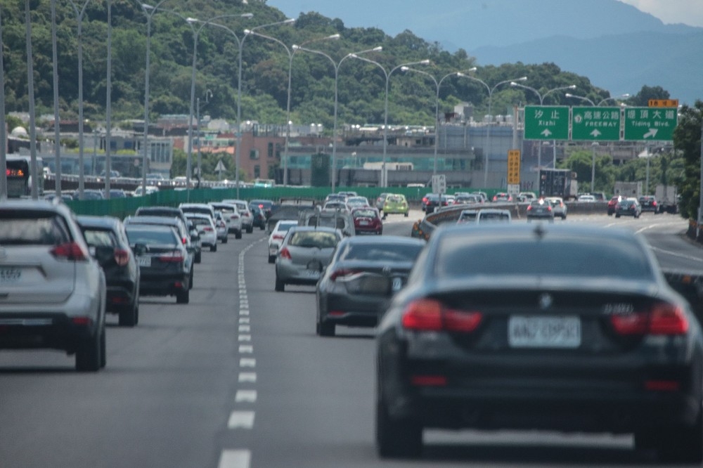 端午連假第一天，交通部高速公路總局預估，在早上10點至中午會出現車潮。（張哲偉攝）