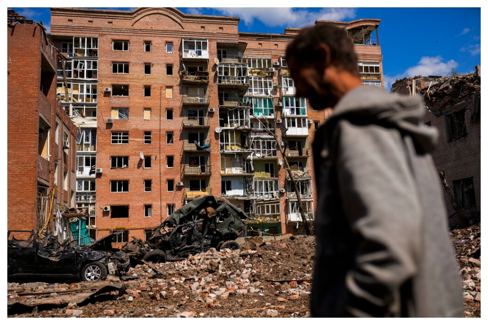 烏克蘭頓巴斯地區一棟遭俄軍摧毀建築。（美聯社）
