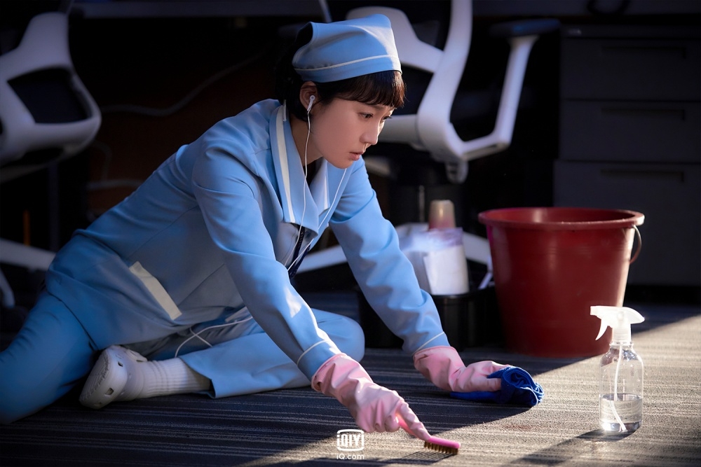 廉晶雅在《Cleaning Up內線女王》為了孩子省吃儉用，辛苦當清潔女工賺錢。（愛奇藝國際站提供）