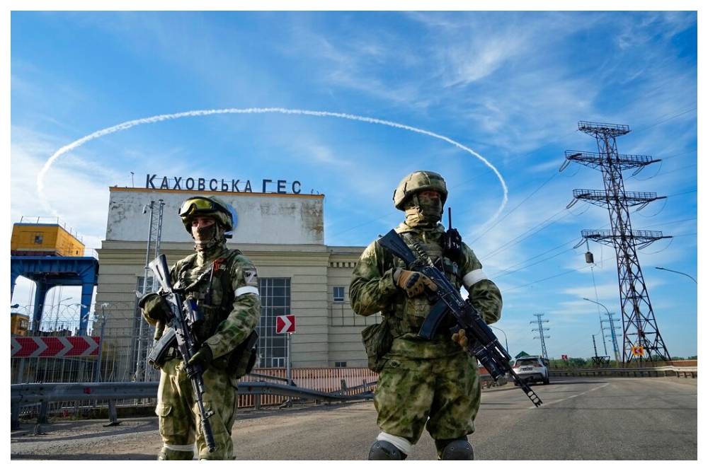 俄軍佔領烏克蘭卡霍夫卡水力發電廠並派兵駐守。（美聯社）