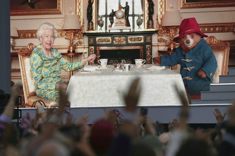 英國伊麗莎白女王白金禧慶祝活動安排和童書角色柏靈頓熊喝下午茶。（美聯社）