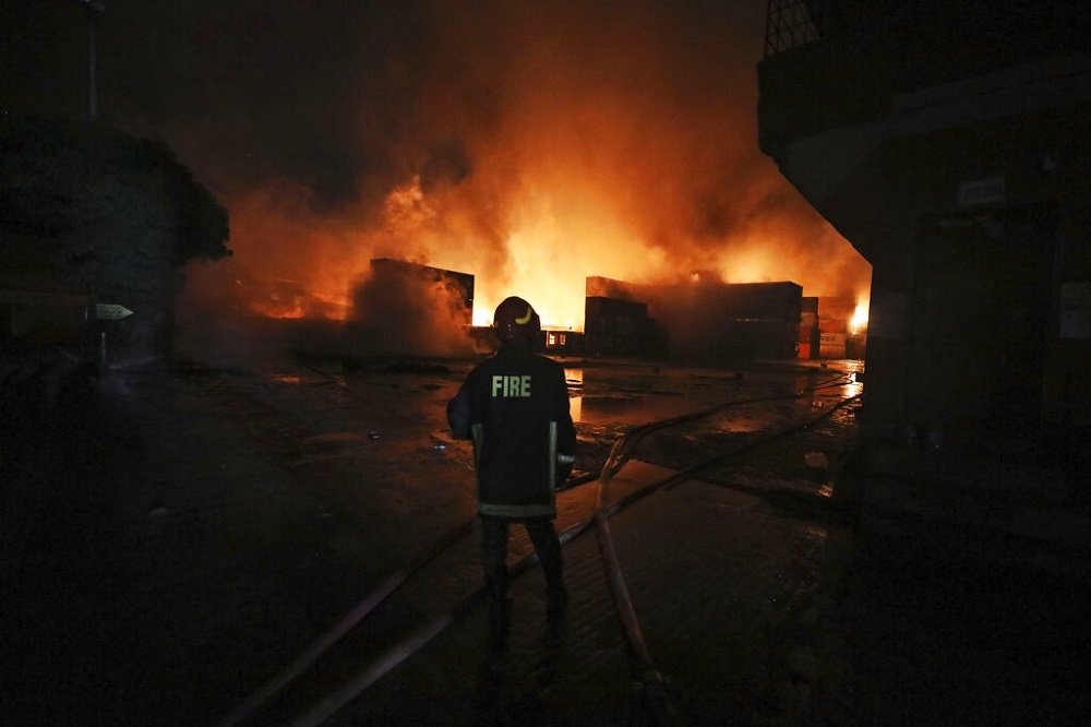 孟加拉貨櫃廠發生火災，火勢延燒超過兩天。（美聯社）