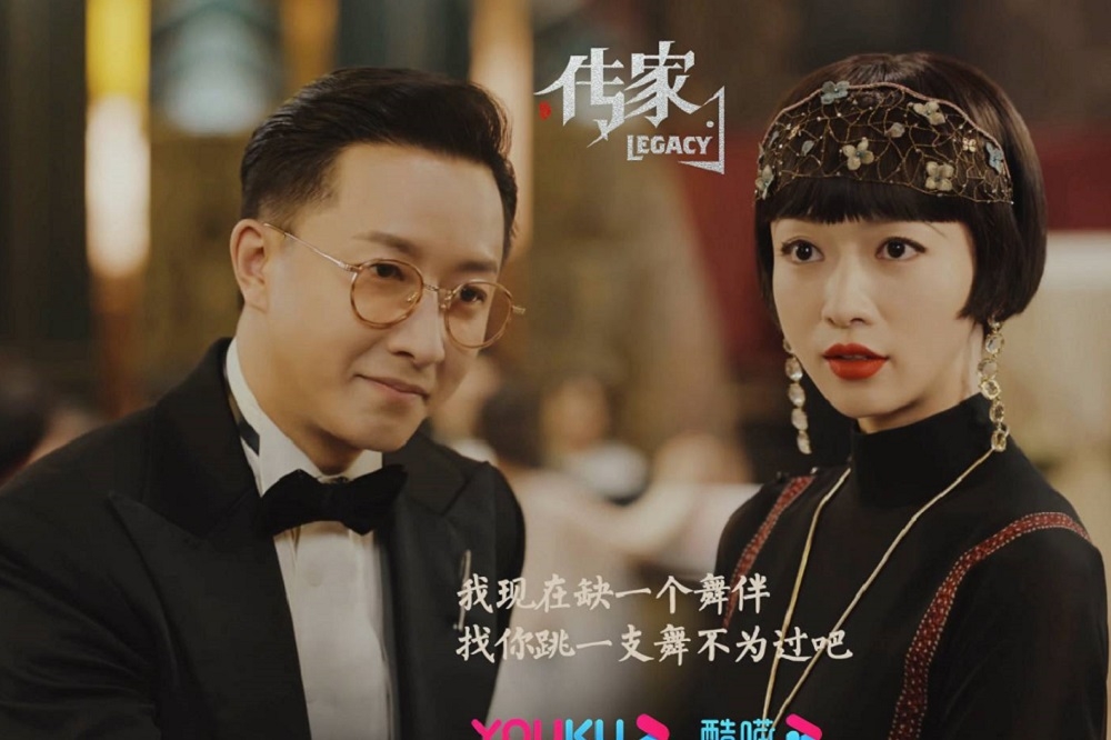 中國女星吳謹言（右）與韓庚在《傳家》飾演一對小冤家，兩人從開始的針鋒相對到最後相知相惜，第一場「吵架驚喜親」就火花四射。（取自傳家微博）