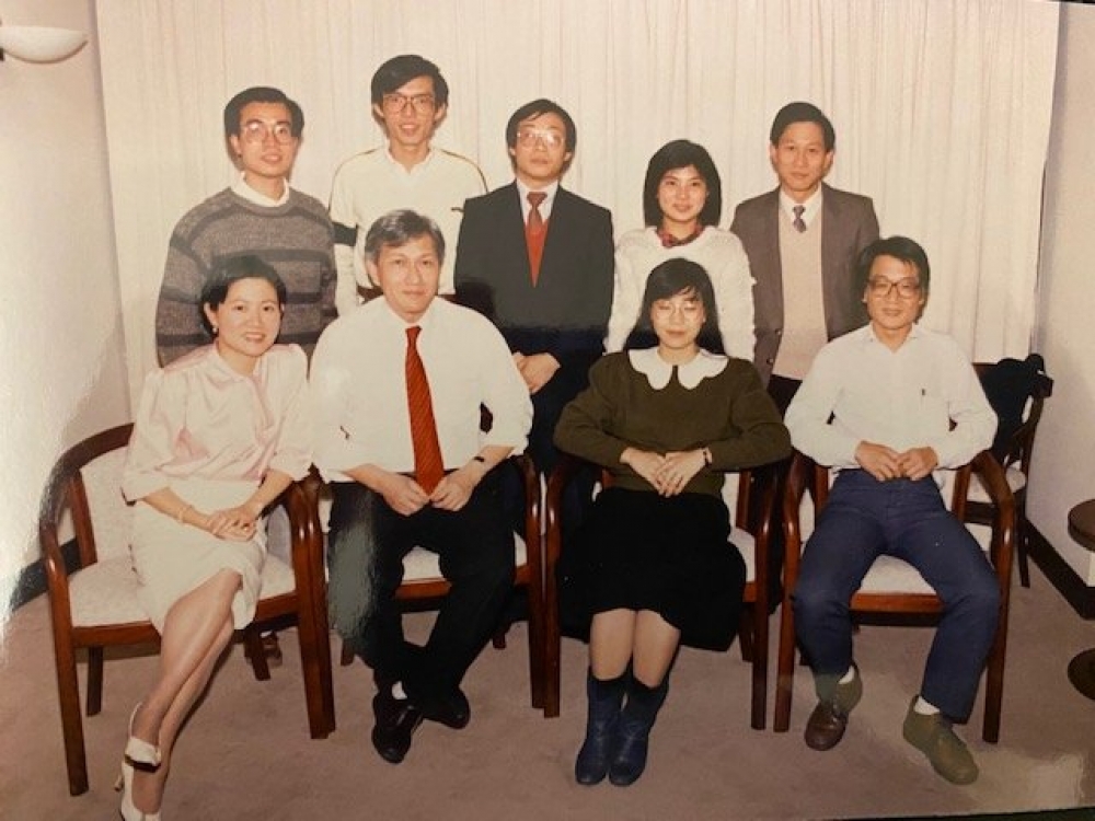 1987年，月刊的全部工作人員，前左起：邱近思、李怡、葉翠雲、方蘇；後左起：周賜傑、黃國忠、常壽林、馬奇金、魏天斐。（圖片由作者提供）