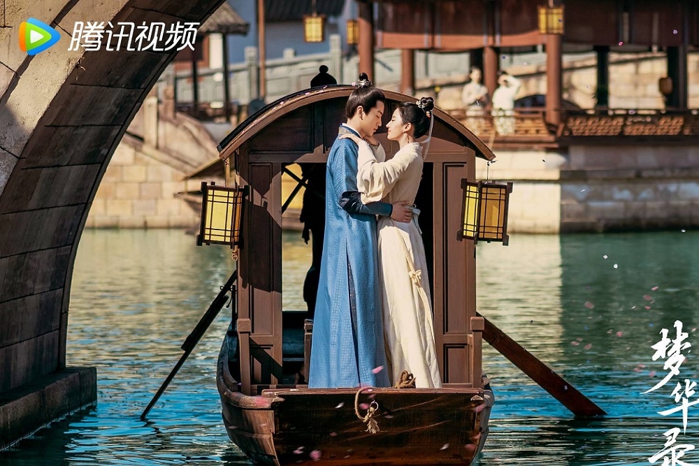 中國女星劉亦菲（右）與陳曉主演的古裝劇《夢華錄》熱播中，口碑和收視雙贏，還衝出6.14億高流量，更讓劉亦菲從「票房毒藥」的罵聲一舉翻身。（取自夢華錄微博）