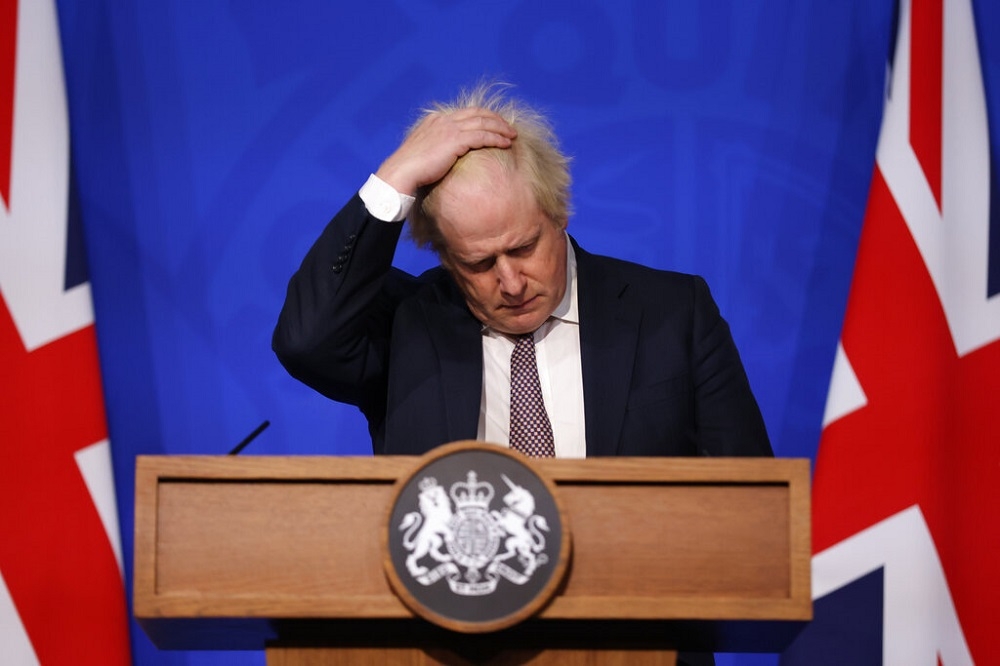 英國首相強生通過不信任案，暫時保住黨魁和首相位置。（美聯社）