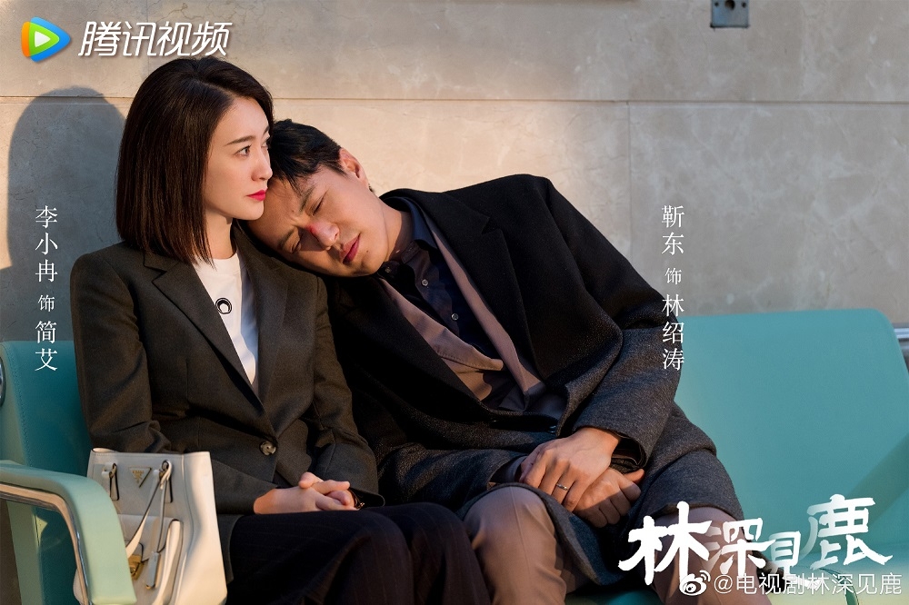 中國女星李小冉（左）、靳東主演的熟齡愛情劇《林深見鹿》今晚首播，兩人劇中飾演在職場狹路相逢的離婚夫妻。（取自林深見鹿微博）