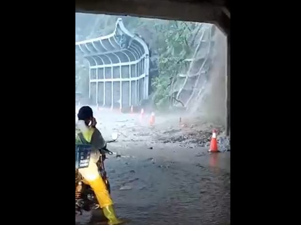 受梅雨鋒面影響，南橫100K處梅蘭明隧道入口處，下午出現崩壁情形。（取自伊藍和阿布斯的農場臉書）