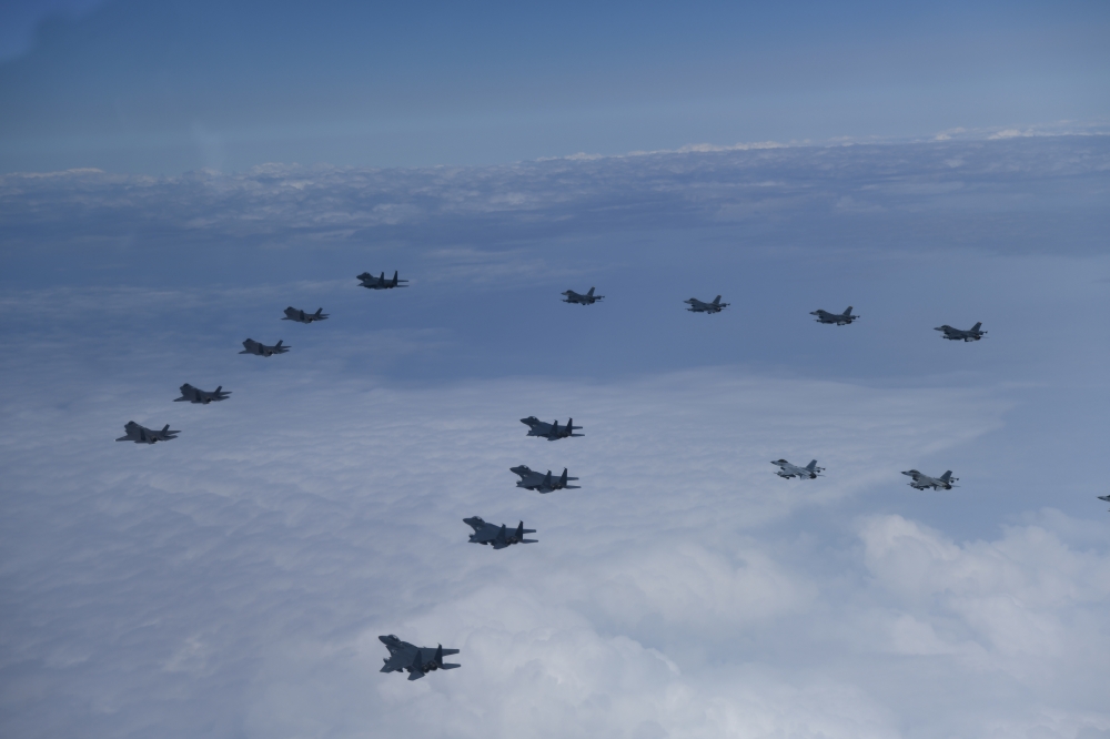 韓美20架戰機7日在南韓西方空域飛行。（美聯社）