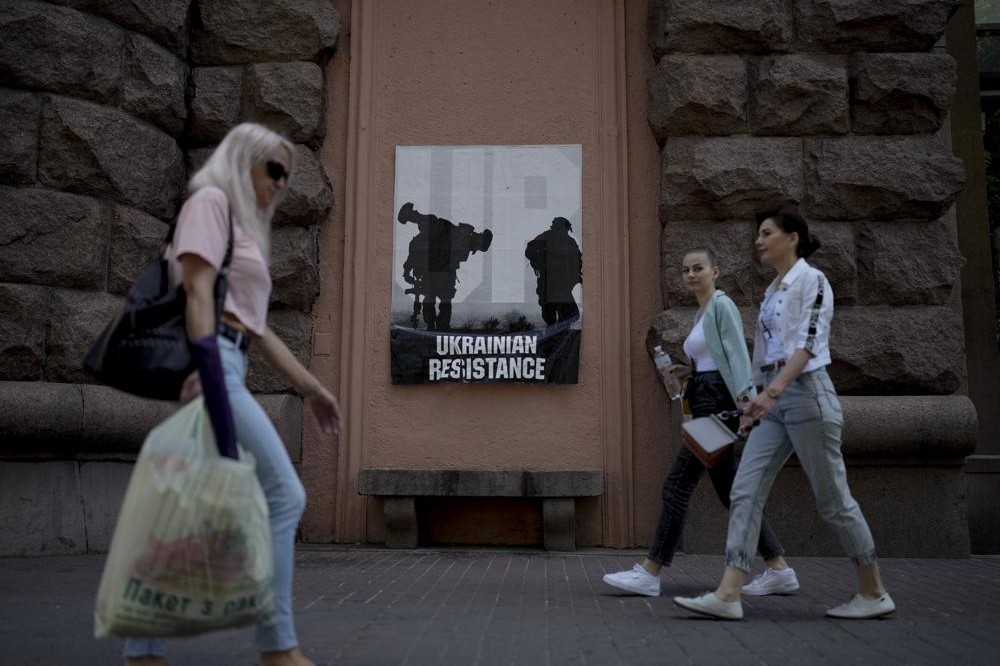 烏克蘭首都基輔街頭一張海報上寫著「烏克蘭反抗」。（美聯社）