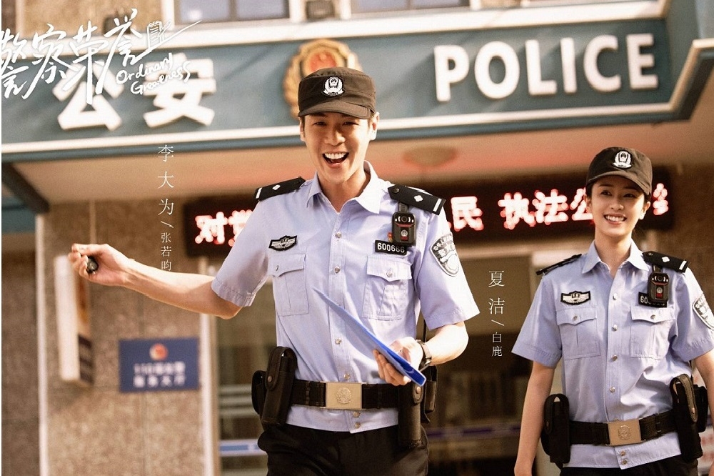 中國流量男星張若昀（左）與白鹿主演的現代劇《警察榮譽》獲好評，張若昀受訪卻喊不想再與白露搭檔，原因出在他的愛妻唐藝昕身上。（取自警察榮譽微博）
