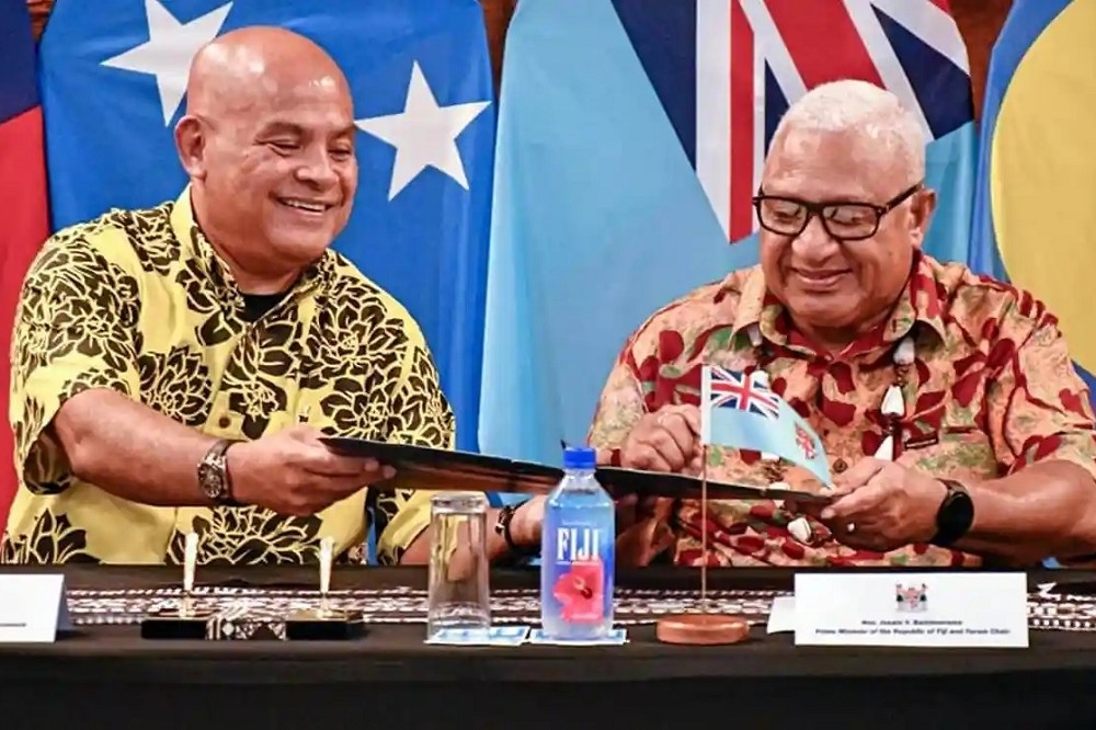 密克羅尼西亞總統帕努埃洛（左）與太平洋島國論壇主席巴依尼馬拉馬達成協議，密克羅尼西亞將繼續留在太平洋島國論壇。（取自衛報網站）