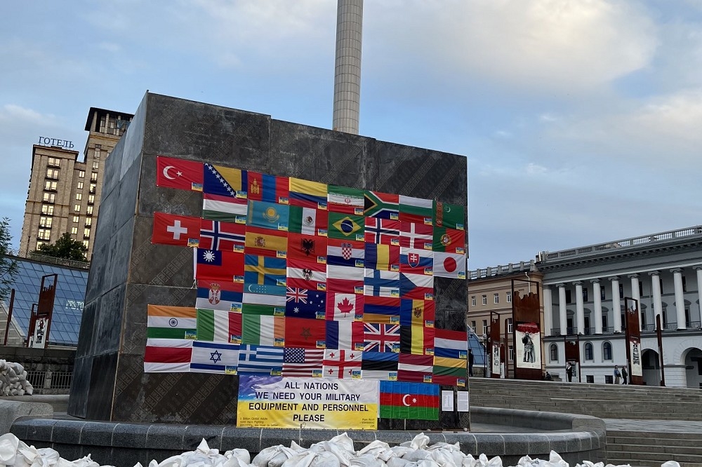 來自世界各國支援烏克蘭的人，他們國籍的國旗都被掛在基輔這面石牆上。（圖片取自Nicola Smith推特）