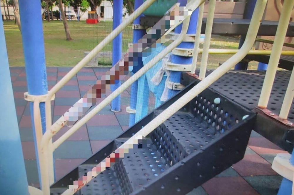 台南頂美公園溜滑梯扶手被人綁上淌血西瓜刀，警方找到嫌犯卻已離世。（翻攝畫面）
