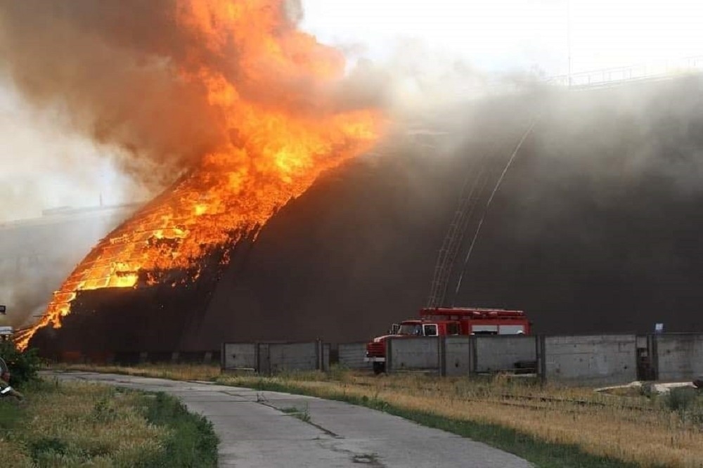 俄軍摧毀烏克蘭大型穀倉，烏克蘭稱2200萬噸穀物出口受阻。（取自烏克蘭官方組織MFA推特）