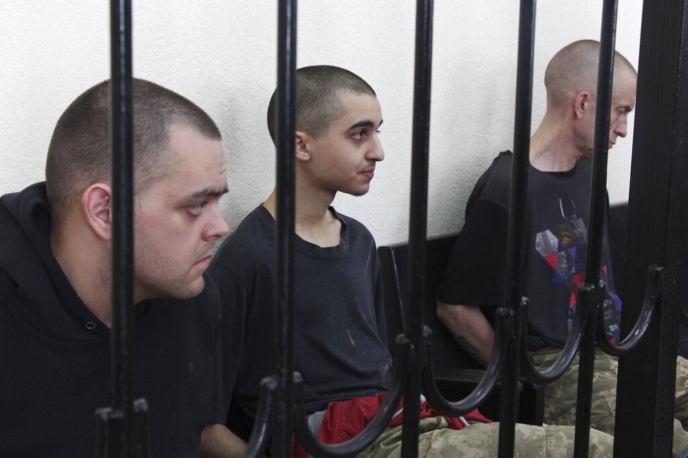 遭親俄法庭判處死刑的英國公民艾斯林（左）、平納（右）和摩洛哥人沙德旺（中）。（美聯社）