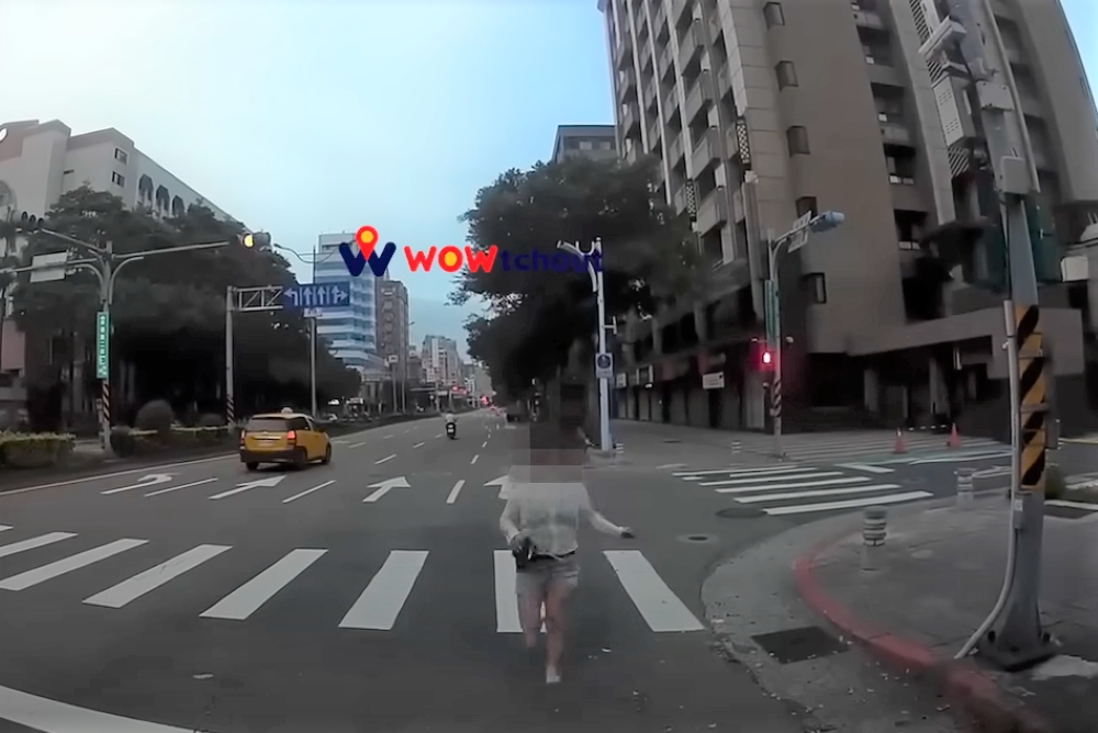 台北市承德路一名女子朝著貨車衝過來，怪異行徑全被行車紀錄器拍下。（擷取自WoWtchout - 地圖型行車影像分享平台YouTube頻道）