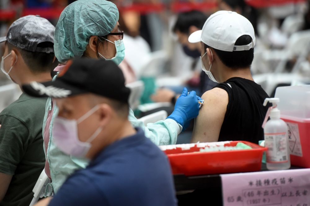 前台大感染科醫師林氏璧透露，台灣目前死亡率已達萬分之10.5，最後恐來到萬分之20，呼籲民眾接種疫苗。（資料照片／張哲偉攝）