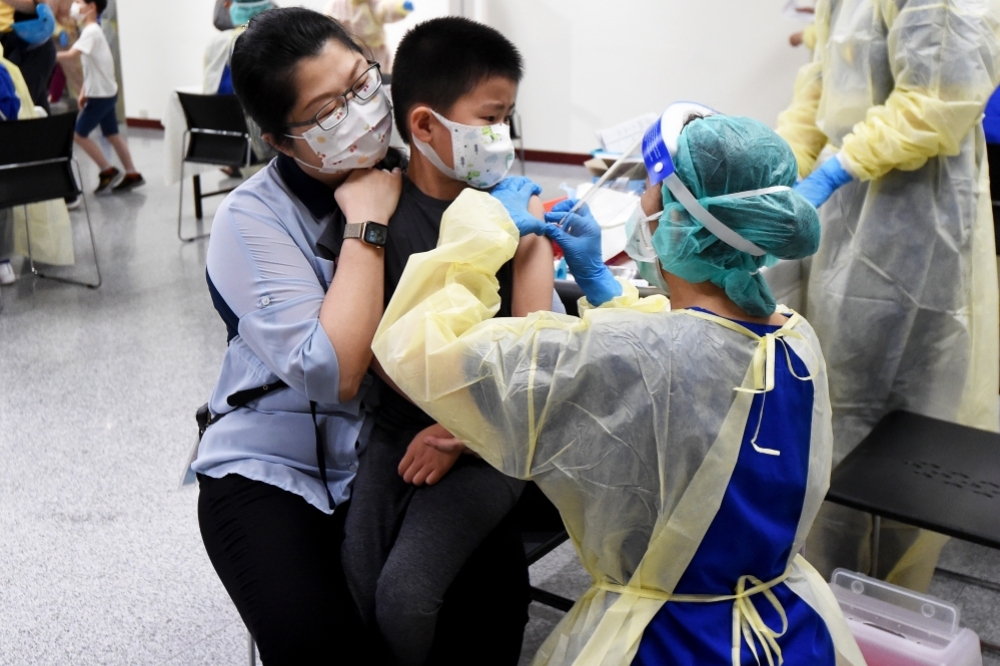 中國醫藥大學兒童醫院院長王志堯提醒，兒童染疫後除了可能出現MIS-C，還有可能併發橫紋肌溶解症。圖非確診者。（資料照片／張哲偉攝）