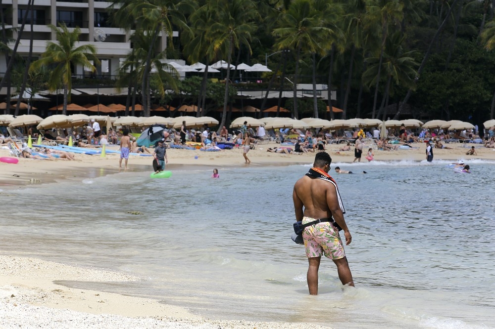 美國境內人口免疫比例高，近幾個月已有不少遊客湧向夏威夷旅遊。（美聯社）