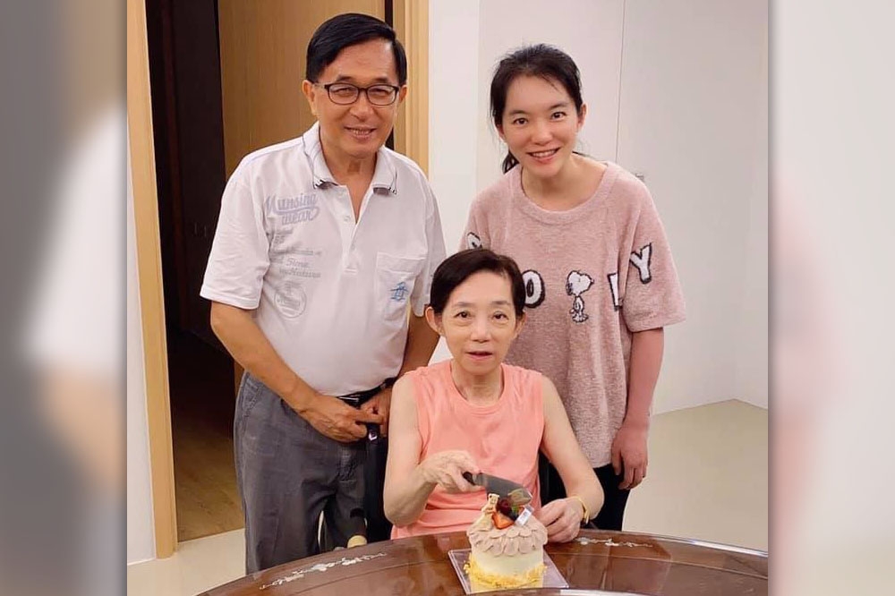 繼前總統陳水扁（左）5月31日宣布確診後，其夫人吳淑珍（中）也在10日確診。（取自陳致中臉書）