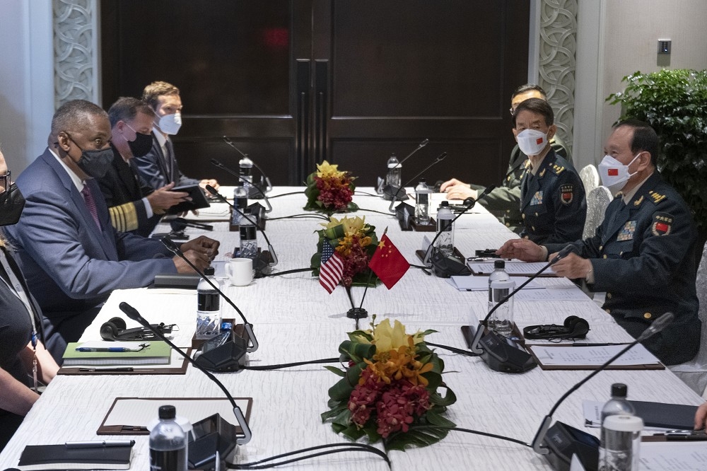 美國國防部長奧斯汀10日與中國國防部長魏鳳和在新加坡舉行雙邊會談。（取自美國防部官網）
