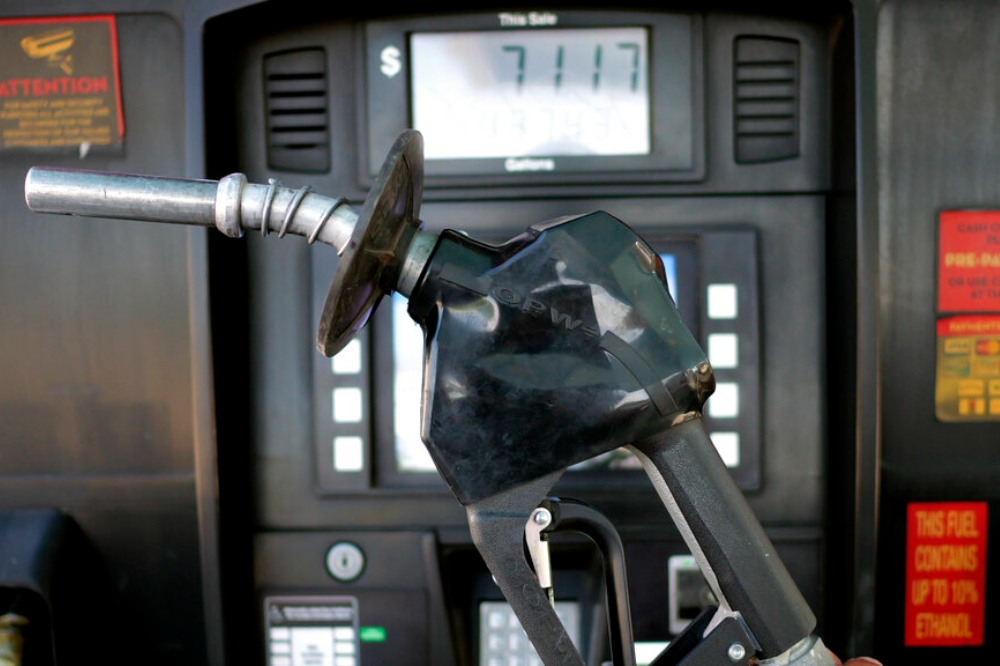 美國汽油均價首度漲破每加侖5美元。（美聯社）