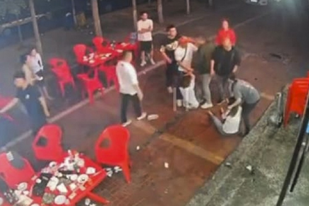 河北唐山燒烤店發生男顧客群毆女子事件，掀起中國社會嘩然，昨（11）日深夜23點左右。（圖／翻攝自微博）