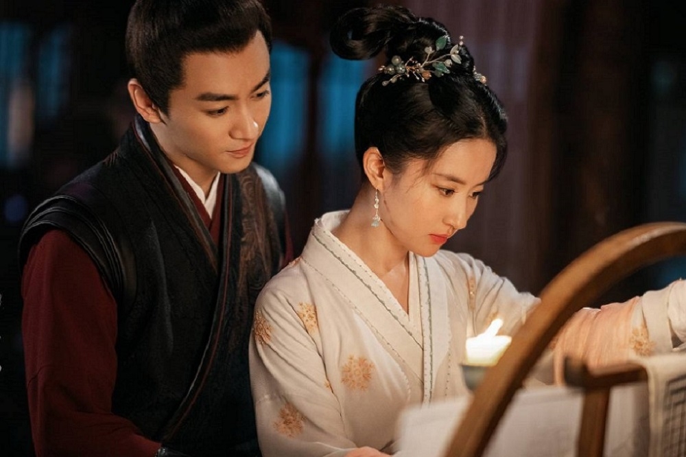 中國女星劉亦菲（右）與陳曉主演的古裝劇《夢華錄》，流量已衝破15億，兩人顏值及演技獲得觀眾稱讚。（取自夢華錄微博）