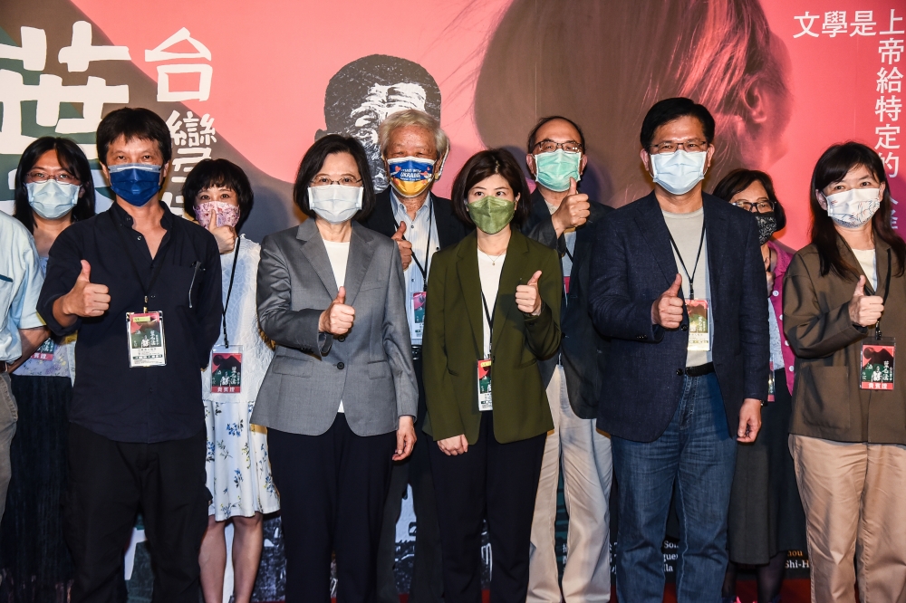 林佳龍創辦的光和基金會，今天包場紀錄片「台灣男子葉石濤」台北首映會，邀蔡英文總統出席。（楊約翰攝）