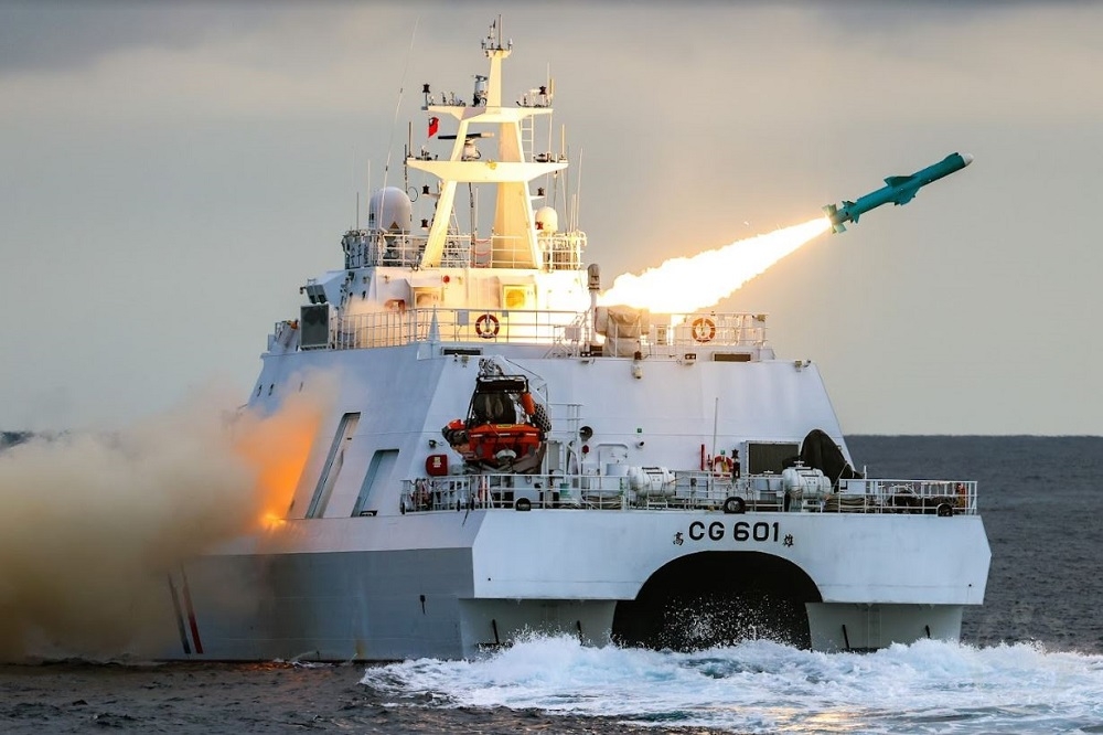 海巡署安平艦以驗證「平戰轉換」機制，發射雄二反艦飛彈。（國防部提供）
