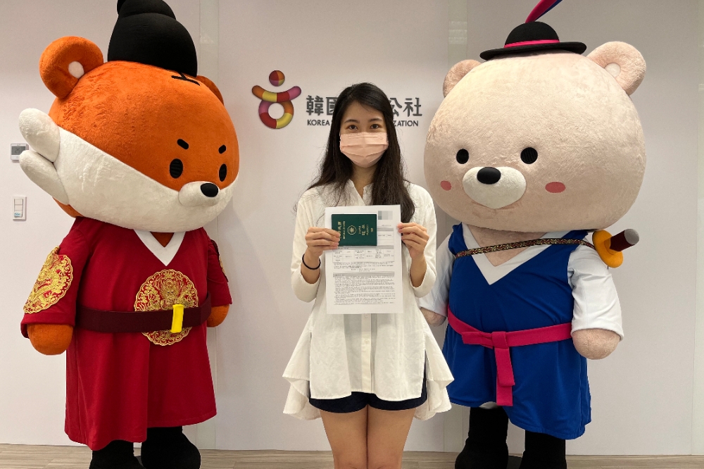 韓國觀光公社15日在台灣發出後疫情時代第一張簽證，拿到簽證的黃小姐掩不住內心的欣喜。（韓國觀光公社台北分社提供）