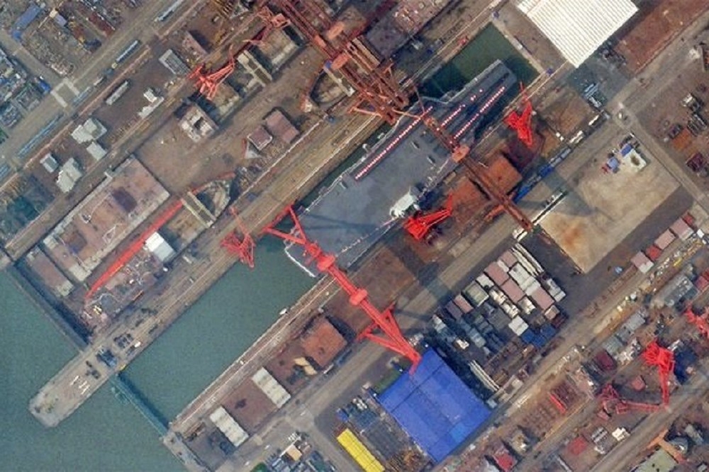 衛星影像顯示中國003型航母似乎整裝待發，準備下水。（取自推特）