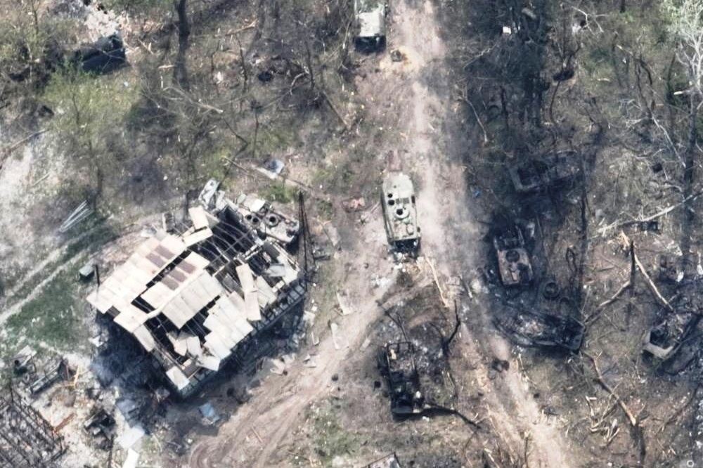 烏克蘭東部頓巴斯地區受俄軍猛攻滿目瘡痍的景象。（擷自影片）
