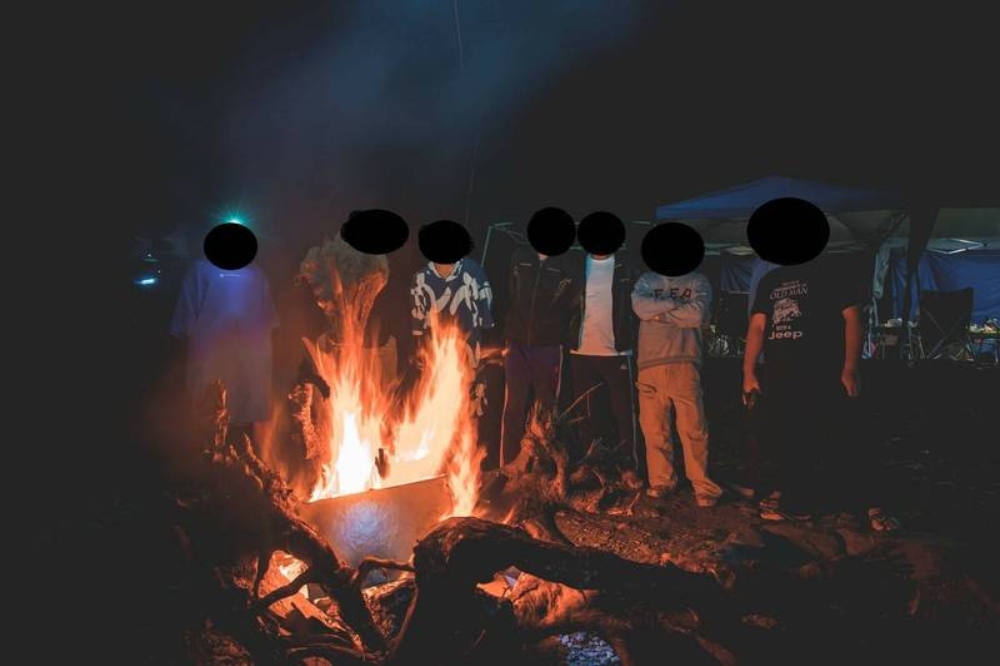 有民眾露營時鋸切、燃燒國有的漂流木，甚至將照片PO網炫耀，警方在16日將一行人移送法辦。（翻攝畫面）