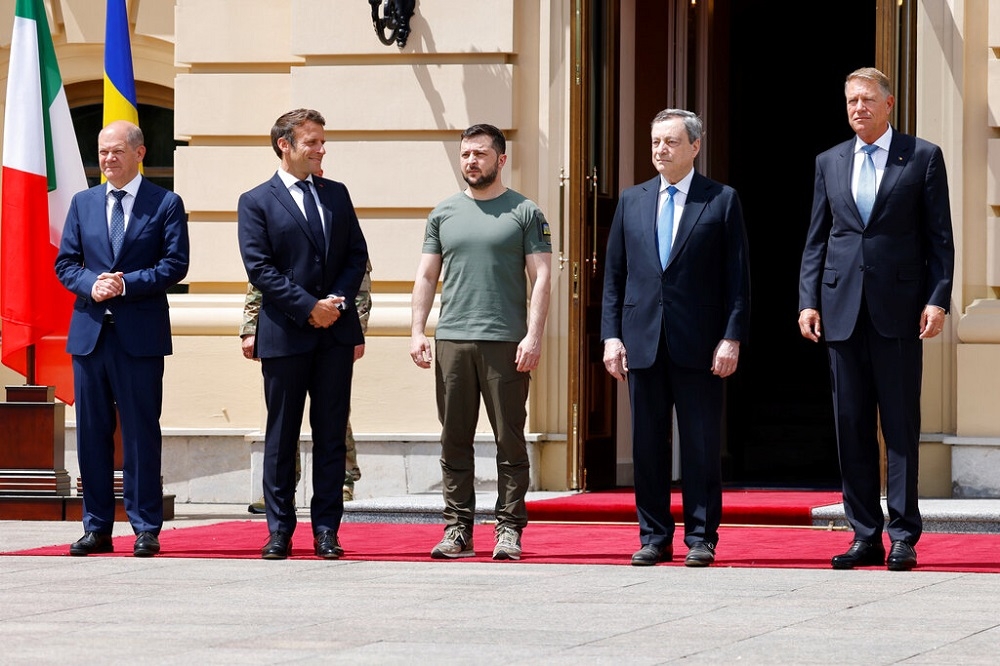 由左至右分別為德國總理蕭茲、法國總統馬克宏、烏克蘭總統澤倫斯基、義大利總理德拉吉，和羅馬尼亞總統約翰尼斯。（美聯社）