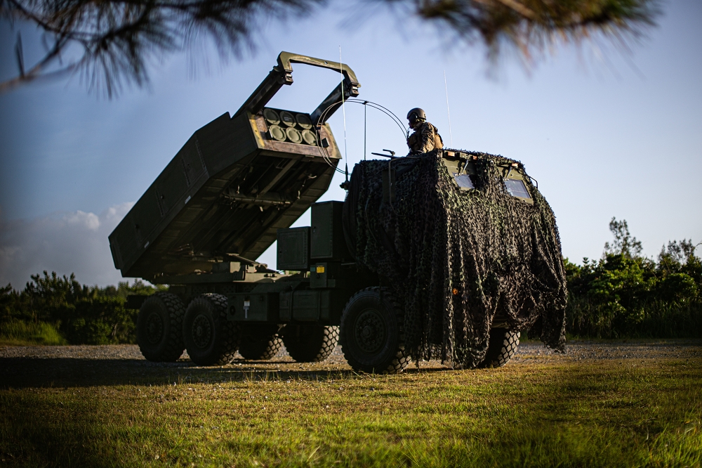 美國海軍陸戰隊2021年於日本沖繩演練，過程中試射「海馬斯」多管火箭系統。（取自美國海軍）
