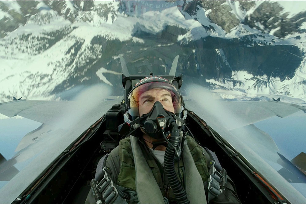 擁有飛行員執照的阿湯哥在《捍衛戰士：獨行俠》中不用替身，親自駕駛戰鬥機演出，敬業精神令人佩服。（UIP提供）