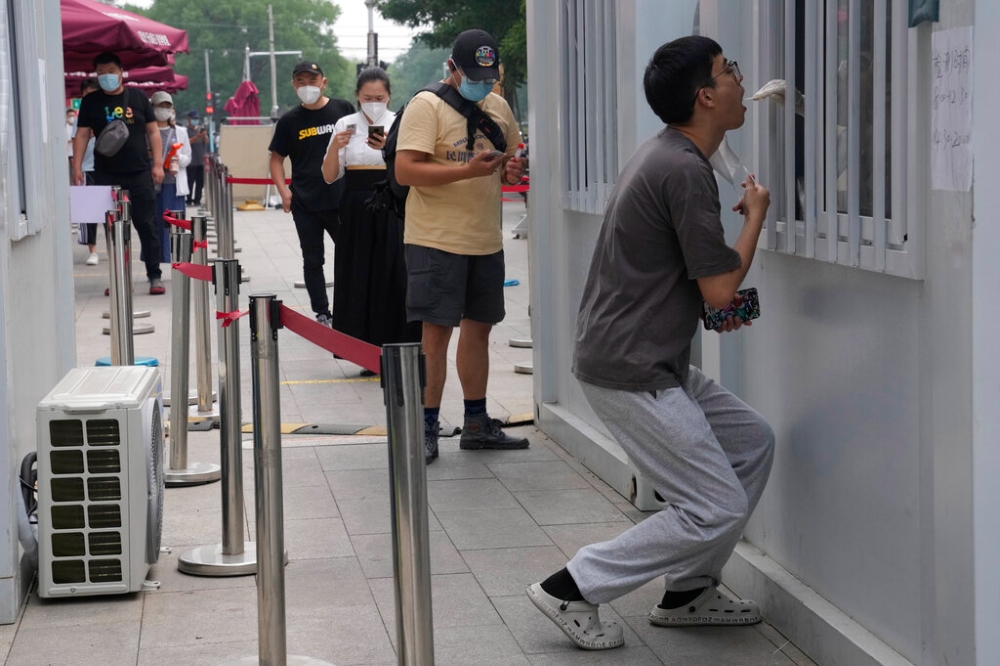 北京居民排队等候核酸检测。（美联社）(photo:UpMedia)