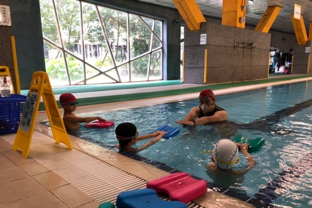 台北市教育局17日宣布，8月1日起開放辦理暑期泳訓班。（取自北市大安運動中心臉書）