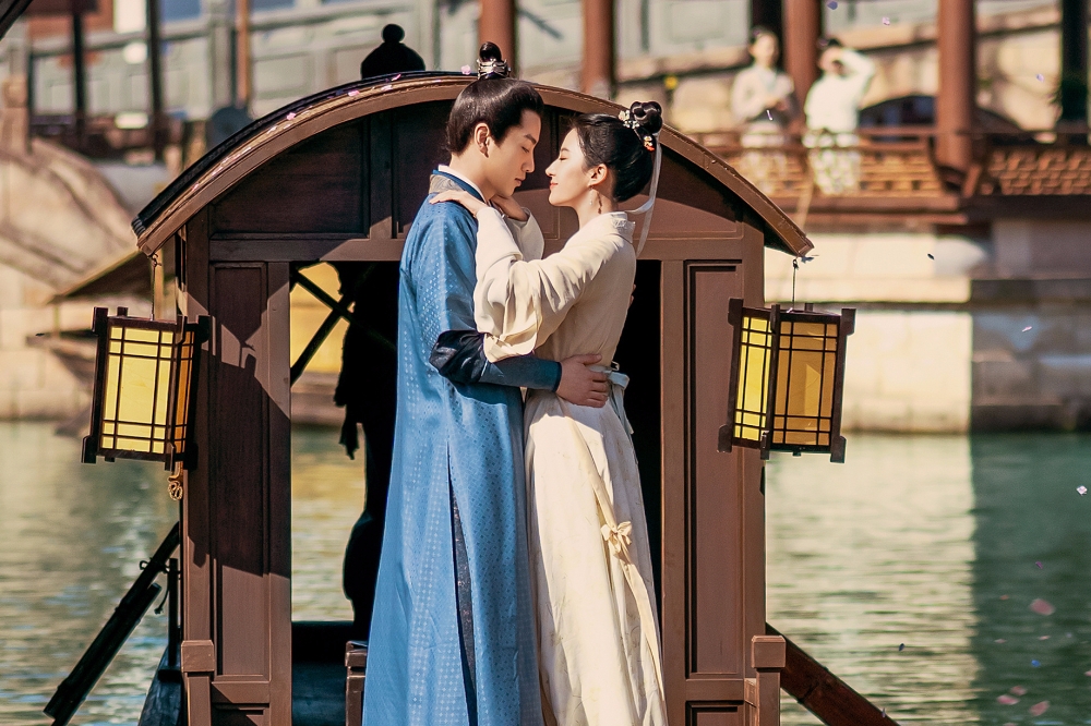 劉亦菲（右）在《夢華錄》裡收到陳曉浪漫花瓣雨求婚，但2人的吻戲卻不如花絮來的精彩，讓不少網友要求重新剪輯。（取自夢華錄微博）