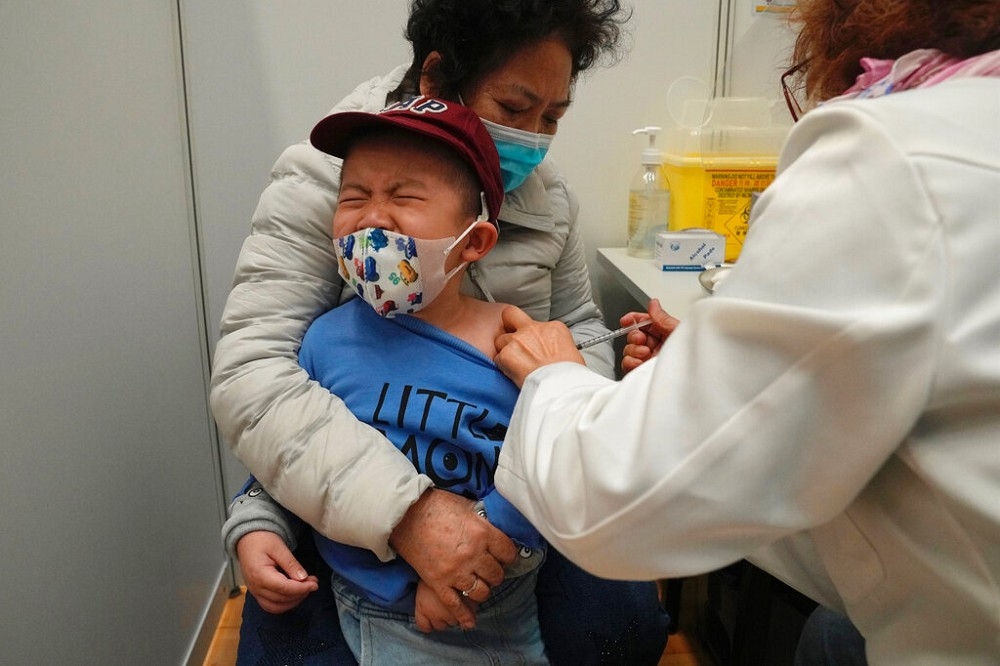 小小孩也加入打新冠疫苗的行列，美国建议满6个月幼儿就该打疫苗，包括曾染疫的儿童。（美联社）(photo:UpMedia)