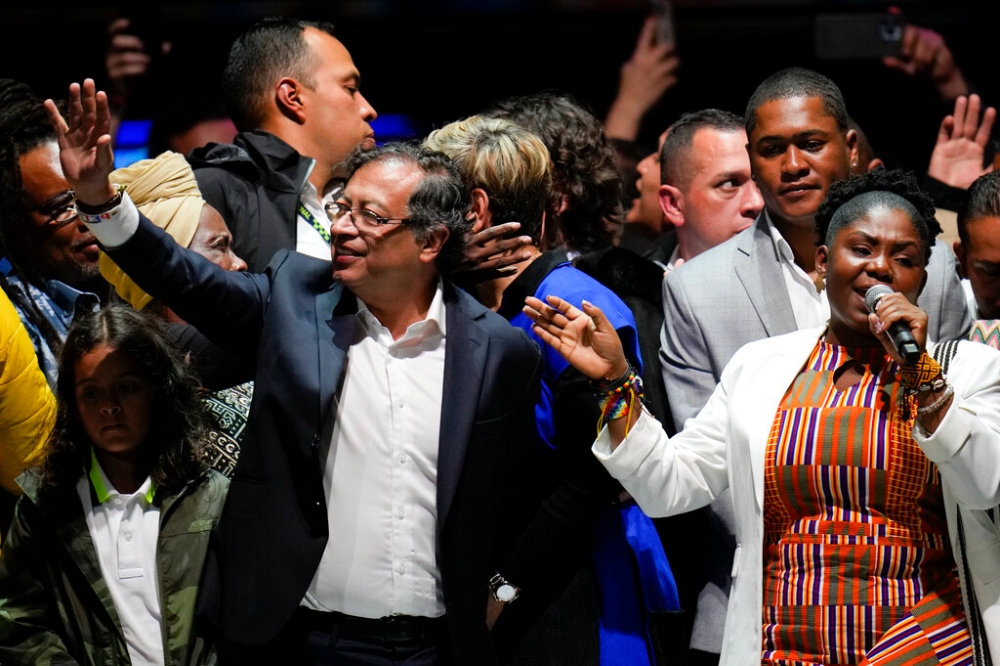 裴卓當選哥倫比亞首位左翼總統（左），副手馬基絲（Francia Marquez）成為該國首位非裔副總統。（美聯社）