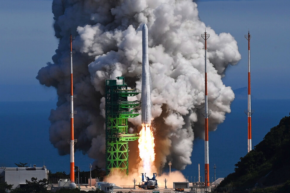 南韓21日發射世界號火箭，成功將衛星送入軌道。（美聯社）