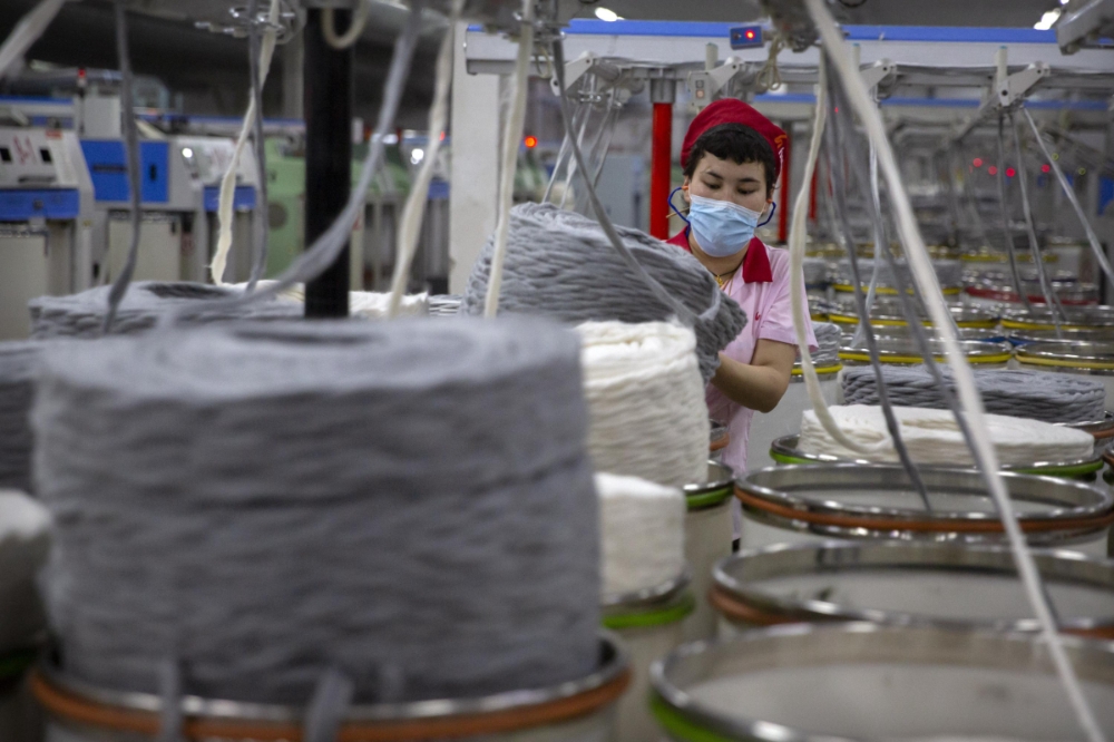 新疆棉花紡織廠勞工。（美聯社）