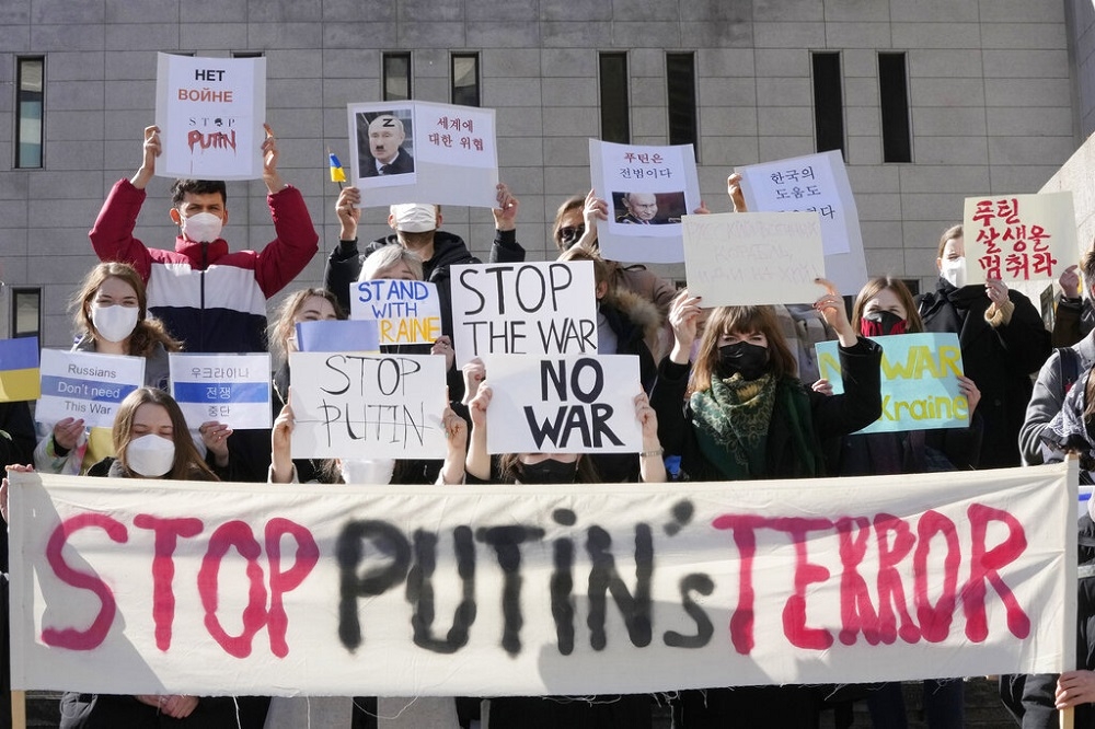 今年3月初，民众在南韩首尔上街抗议俄国总统普丁侵略乌克兰。（美联社）(photo:UpMedia)
