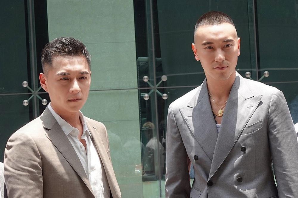 王陽明（右）、鄭人碩跨界主持時尚新節目《紳士任務》，率領改造團隊幫助12位素人找到最適合自己的風格。（LINE TV提供）