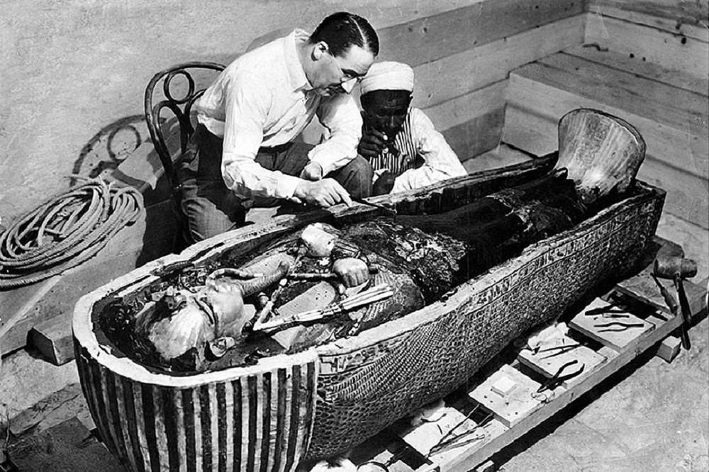 著名的木乃伊 — 圖坦卡門棺槨的開啟（取自維基百科）